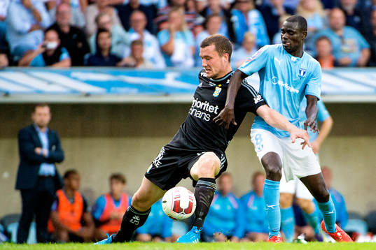 IFK Göteborgs Jakob Johansson i kamp om bollen med Malmö