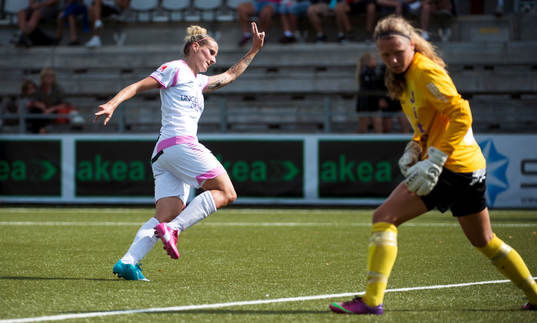 Rosengårds Anja Mittag gör 2-0 och jublar samtidigt som