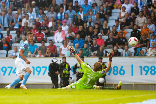 Malmö FFs Markus Rosenberg gör 1-0 bakom IFK Göteborgs