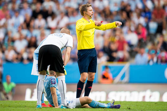 Malmö FFs Anton Tinnerholm sitter ner på planen skadad