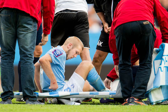 Malmö FFs Anton Tinnerholm bärs av planen med bår