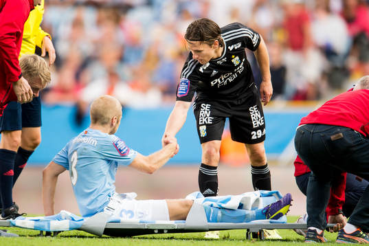 IFK Göteborgs Lasse Vibe tar i hand med Malmö FFs Anton