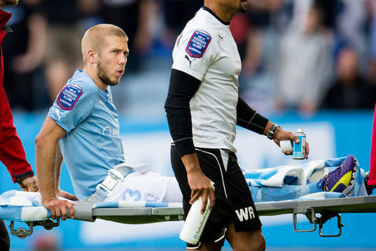 Malmö FFs Anton Tinnerholm bärs av planen med bår