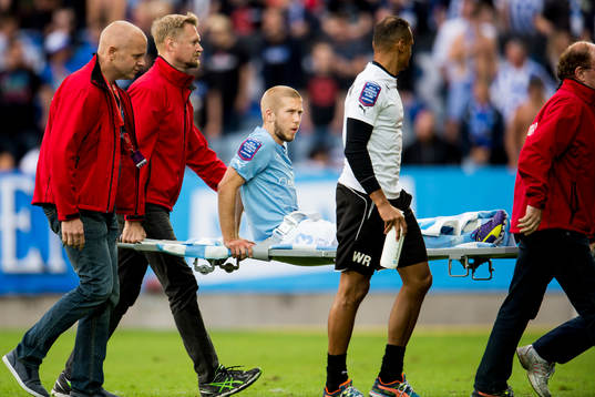 Malmö FFs Anton Tinnerholm bärs av planen med bår