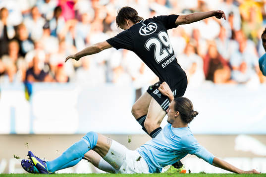 IFK Göteborgs Lasse Vibe tar sig förbi Malmö FFs Erik