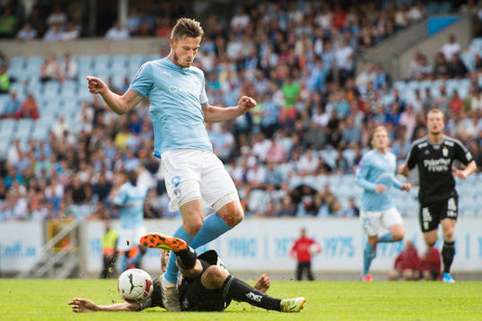 IFK Göteborgs Ludwig Augustinsson glidtacklar Malmö FFs