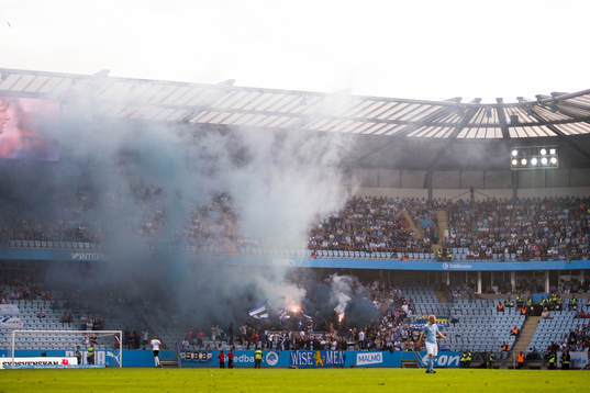 IFK Göteborgs supportrar med rökbengaler