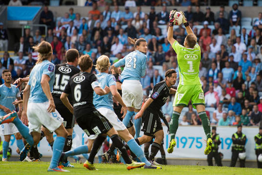 IFK Göteborgs målvakt John Alvbåge plockar ner en hörna