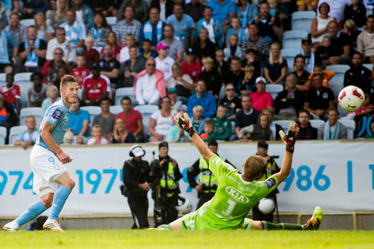 Malmö FFs Markus Rosenberg gör 1-0 bakom IFK Göteborgs
