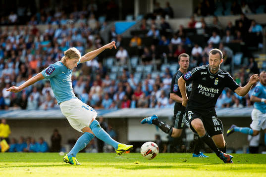Malmö FFs Simon Kroon testar skott IFK Göteborgs Hjalmar