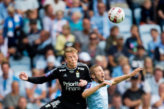 IFK Göteborgs Sam Larsson i nickduell med Malmö FFs Anton