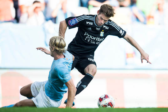 Malmö FFs Filip Helander fäller IFK Göteborgs Emil
