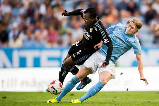 IFK Göteborgs May Mahlangu och Malmö FFs Simon Kroon