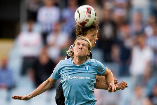 Malmö FFs Simon Kroon i nickduell med IFK Göteborgs