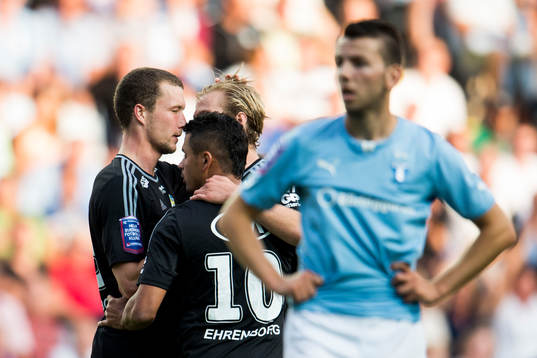 IFK Göteborgs Jakob Johansson och Daniel Sobralense kramar