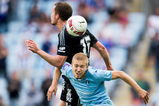 Malmö FFs Anton Tinnerholm i nickduell med IFK Göteborgs