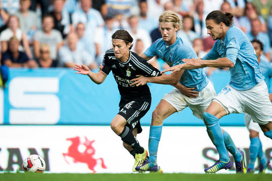 IFK Göteborgs Lasse Vibe jagas av Malmö FFs Filip