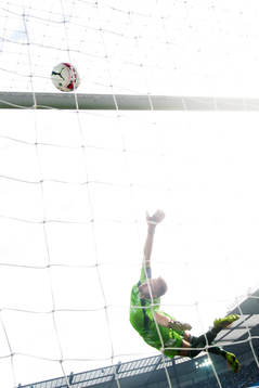 IFK Göteborgs målvakt John Alvbåge kastar sig