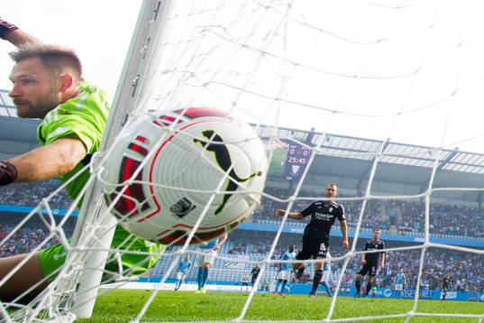 IFK Göteborgs målvakt John Alvbåge kastar sig