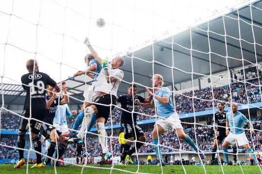 Malmö FFs målvakt Robin Olsen boxar bort en hörna