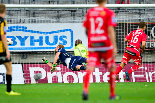 Elfsborgs Viktor Claesson gör 0-2 bakom Häckens målvakt
