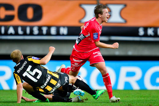 Elfsborgs Marcus Rohdén kapas av Häckens Kari Arkivuo