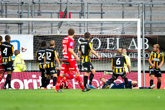 Elfsborgs Viktor Prodell gör 0-1 bakom Häckens målvakt