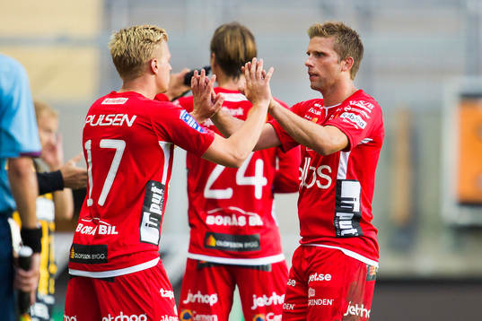Elfsborgs Anders Svensson går ut och in kommer Per Frick