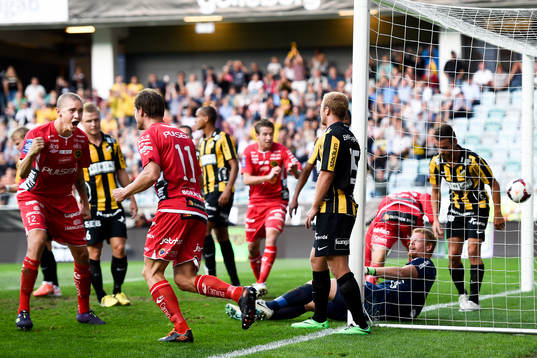 Elfsborgs Sebastian Holmén (tv) jublar mot Daniel Mobaeck