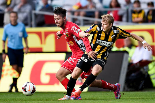 Elfsborgs Mikkel Beckmann i kamp om bollen med Häckens