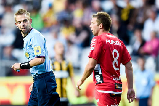 Domare Johan Hamlin och Elfsborgs Anders Svensson