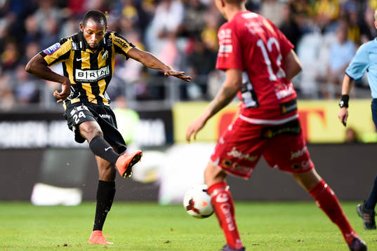 Häckens Rene Makondele testar skott