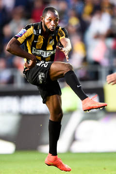 Häckens Rene Makondele testar skott