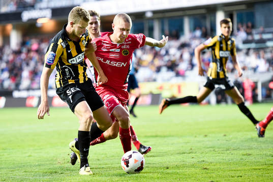 Häckens Simon Gustafson och Elfsborgs Sebastian Holmén i