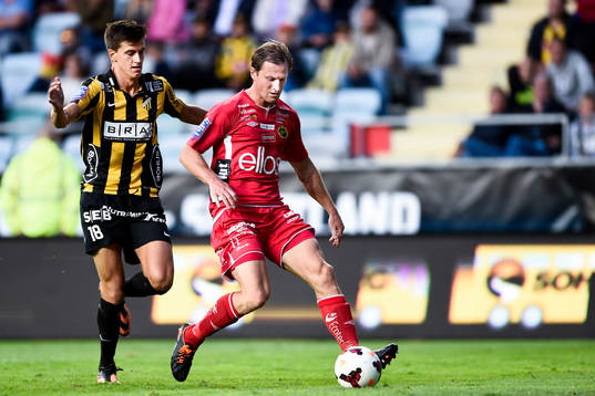 Elfsborgs Daniel Mobaeck täcker bollen framför Häckens