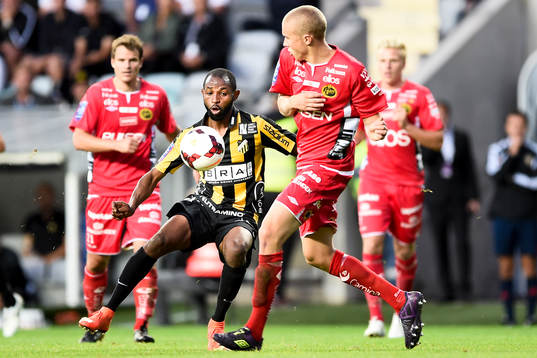 Häckens Rene Makondele tar sig förbi Elfsborgs Sebastian