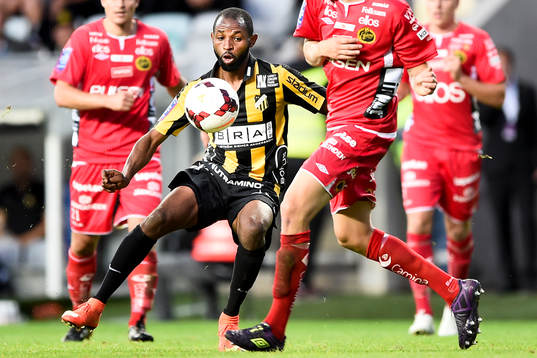 Häckens Rene Makondele tar sig förbi Elfsborgs Sebastian