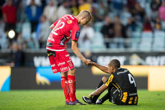 Elfsborgs Sebastian Holmén hjälper Häckens Walid Atta upp