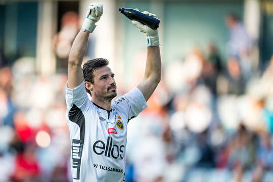 Elfsborgs målvakt Kevin Stuhr-Ellegaard vinkar åt