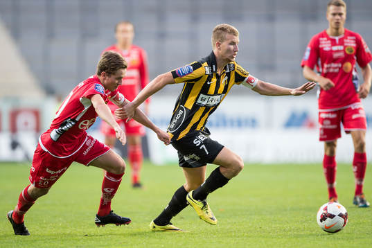 Häckens Simon Gustafson jagas av Elfsborgs Adam Lundqvist