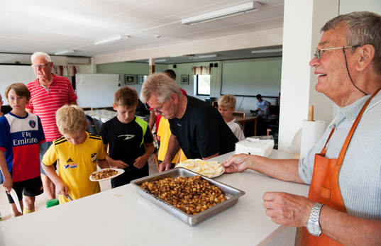 Lunch för spelare på IFK Hässleholms talangträning 11