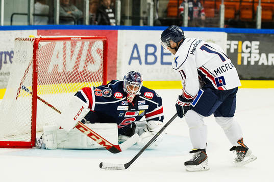 Linköpings Jacob Micflikier gör 2-1 bakom  Södertäljes
