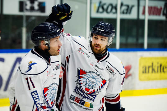 Linköpings Jacob Micflikier (tv) gör 1-2 och jublar med