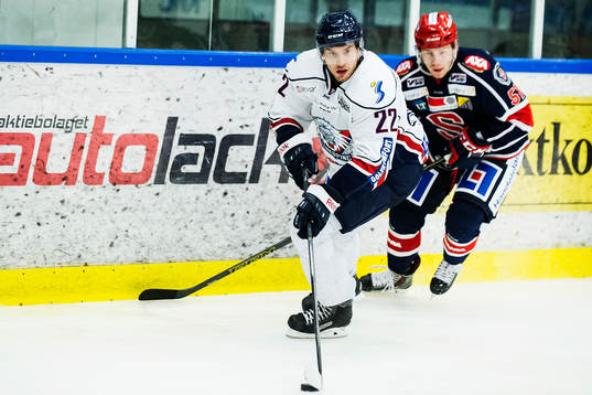 Linköpings Mattias Sjögren jagas av  Södertäljes  Robin