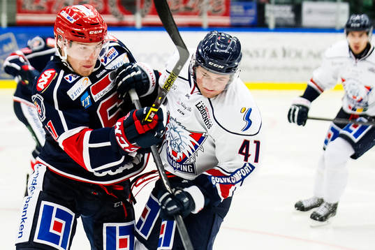 Södertäljes Robin Press i en duell med Linköpings Broc