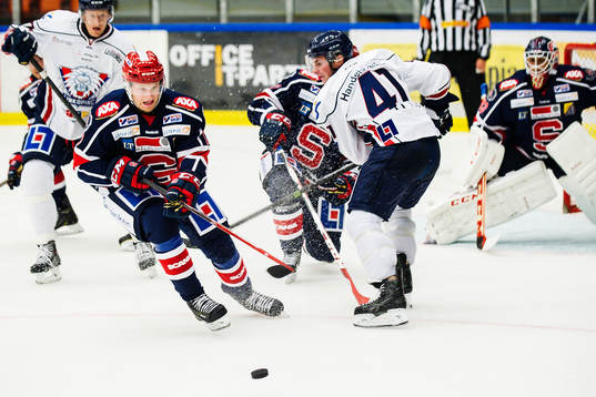 Södertäljes Jonas Engström vinner pucken framför