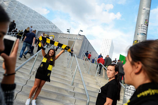 s supportrar på väg till match innan fotbollsmatchen i