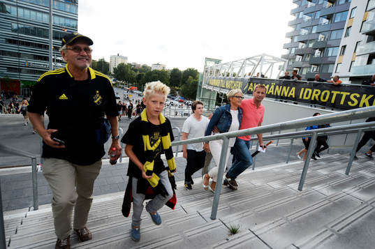 s supportrar på väg till match innan fotbollsmatchen i