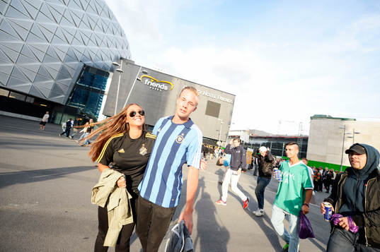 s och Djurgårdens supportrar på väg till match innan