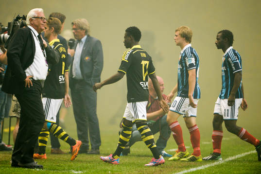 Spelarna får lämna planen sedan matchen avbrutits p g a